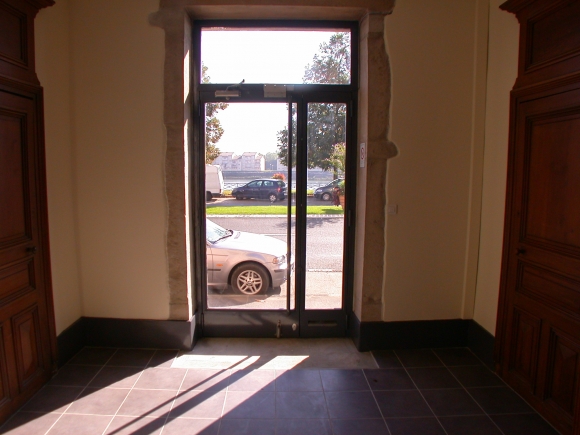 Vaste hall d'entrée immeuble